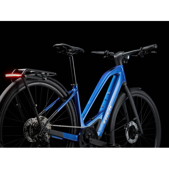Rower elektryczny turystyczny Trek FX+ 7 o średnim przekroku 360 Wh